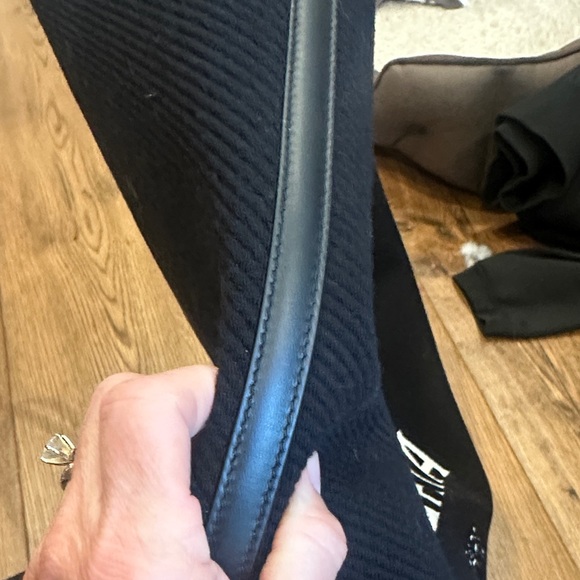 Alaia Elegant Black Tote with White Accents - Picture 5 of 12